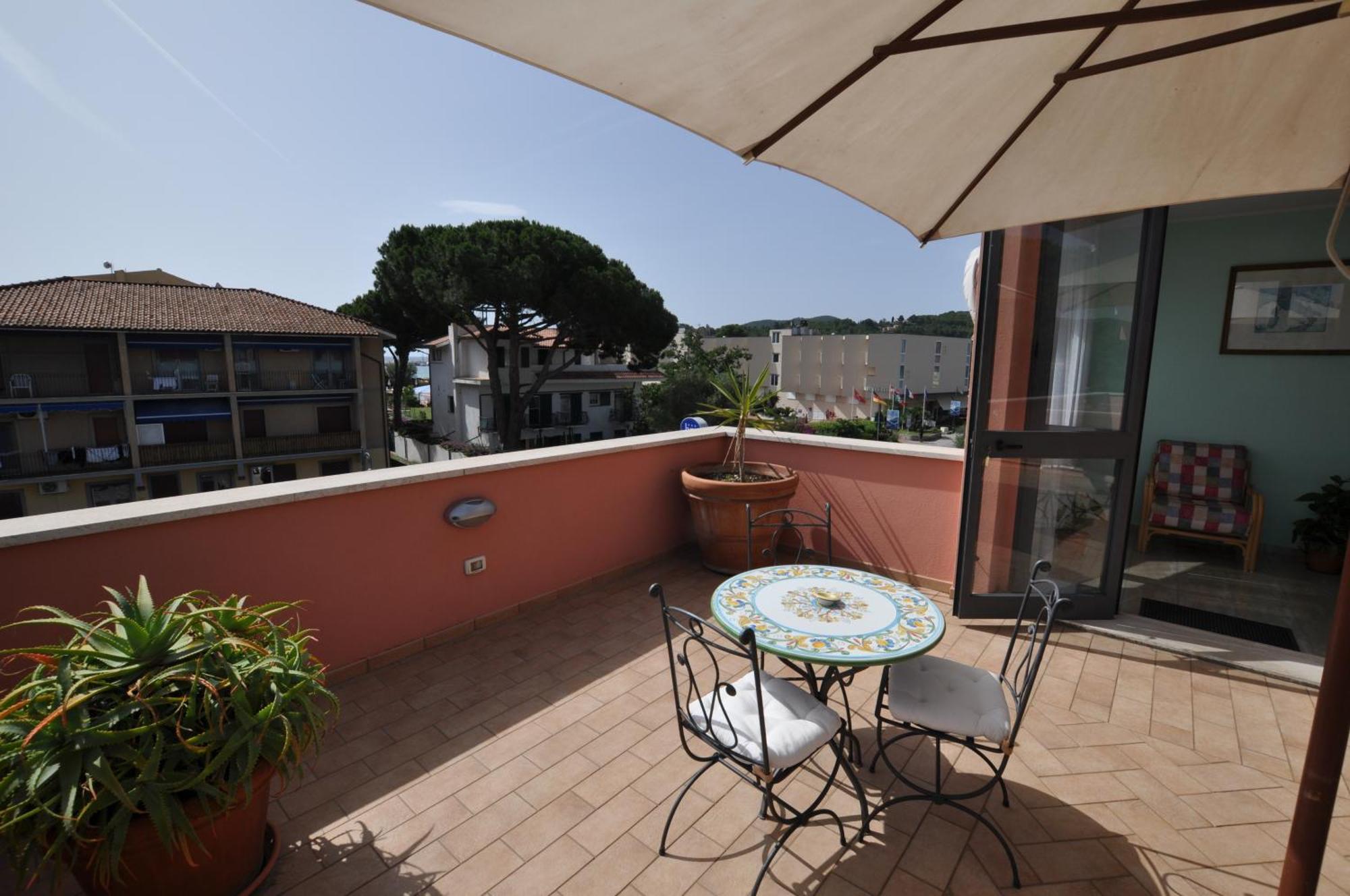 Hotel Mistral Marina di Campo Exteriör bild