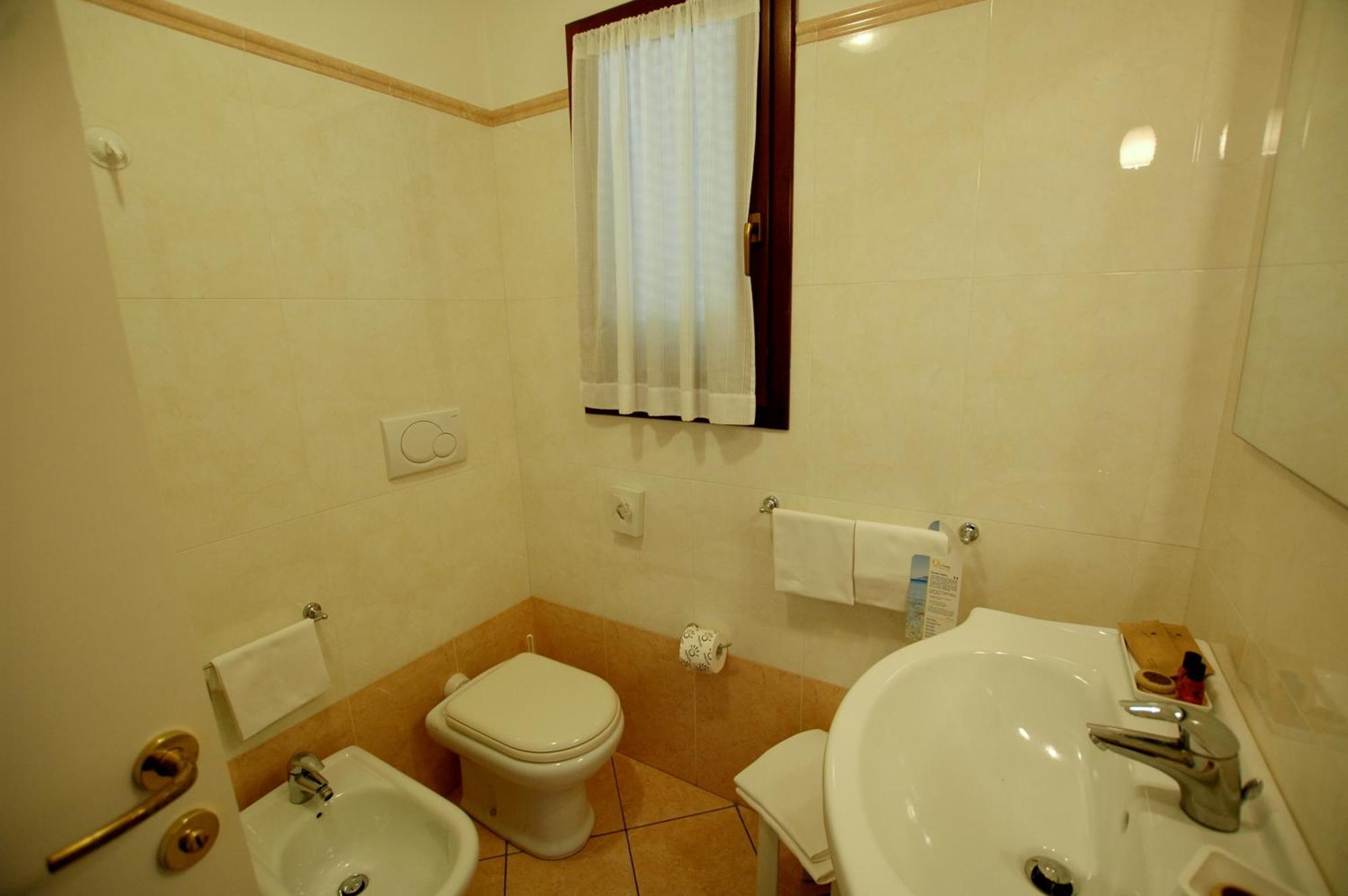 Hotel Mistral Marina di Campo Rum bild
