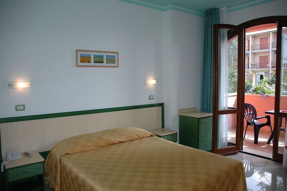 Hotel Mistral Marina di Campo Exteriör bild
