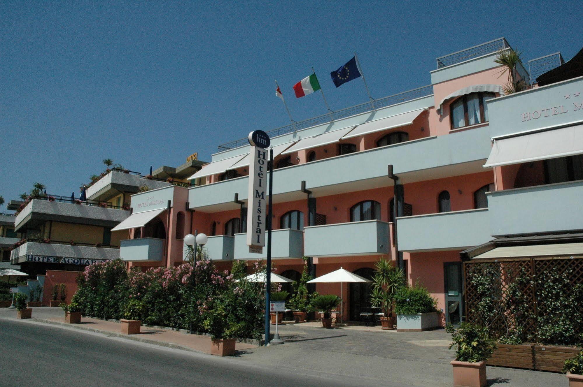 Hotel Mistral Marina di Campo Exteriör bild