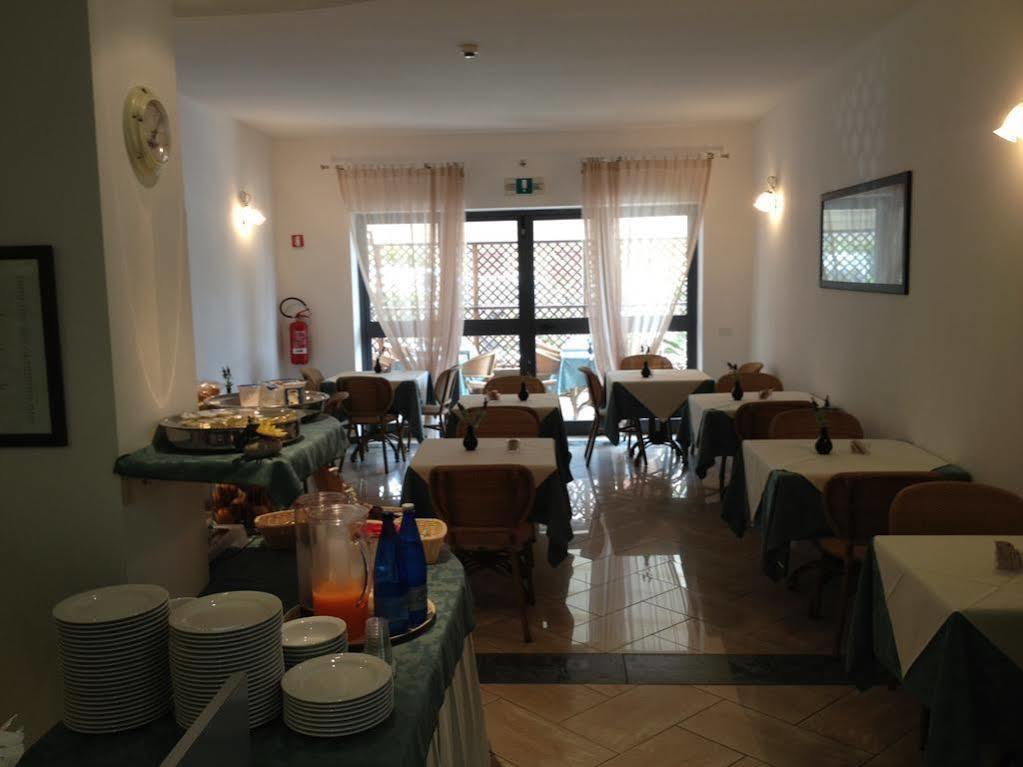Hotel Mistral Marina di Campo Exteriör bild