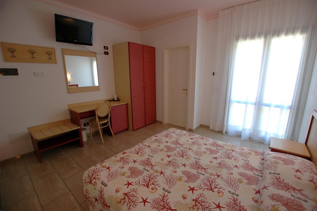 Hotel Mistral Marina di Campo Exteriör bild