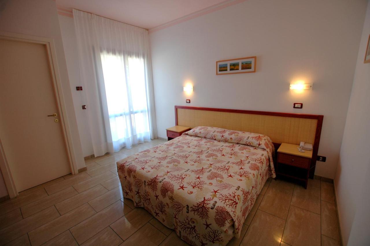 Hotel Mistral Marina di Campo Exteriör bild